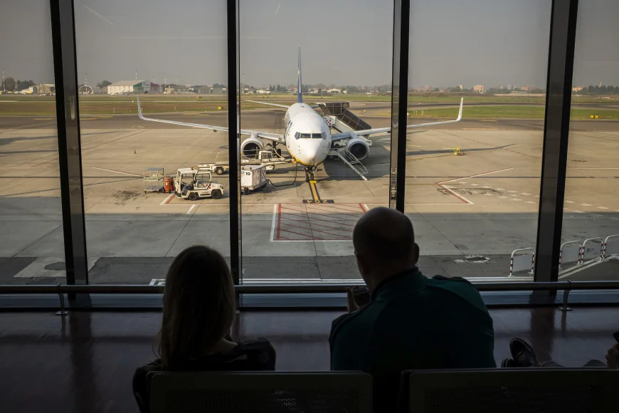 Scandal la bordul unui avion cu ruta Bucureşti-Oslo. O persoană a avut nevoie de îngrijiri medicale