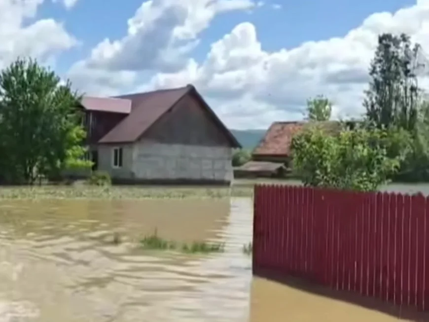 Nicușor Dan, așteptat la Băcel. Imagini din una dintre cele mai afectate localități de inundaţii