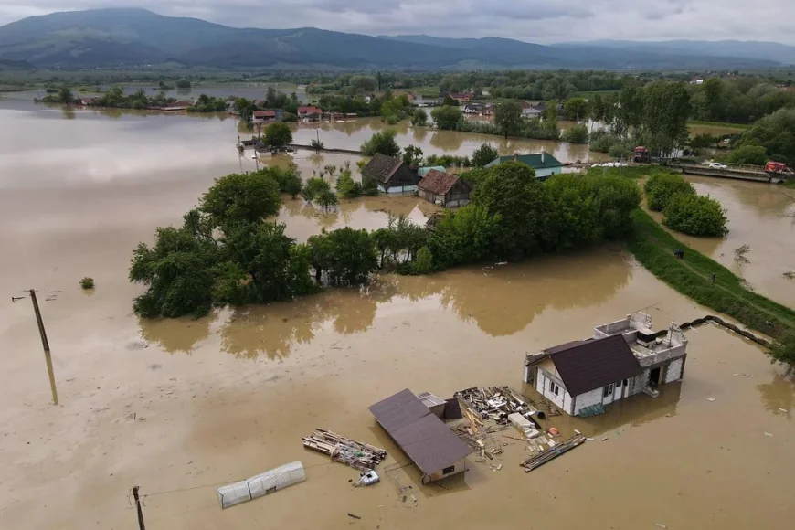 Nicușor Dan, vizită la Băcel: Avem un stat „disfuncţional”. Imagini din una dintre cele mai afectate localități de inundaţii