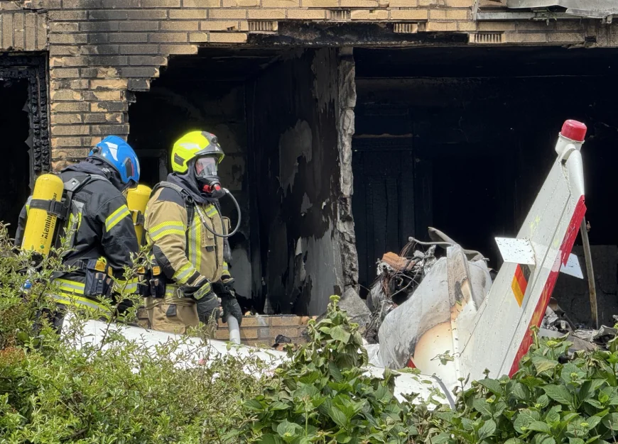 Un avion de mici dimensiuni s-a prăbușit peste o casă, într-un oraș din vestul Germaniei. Cel puțin două persoane au murit