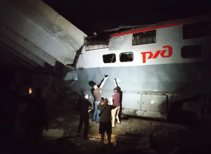 Un pod s-a prăbușit peste un tren, în Rusia. Cel puțin șapte oameni au murit. Autoritățile vorbesc „despre interferenţă ilegală”