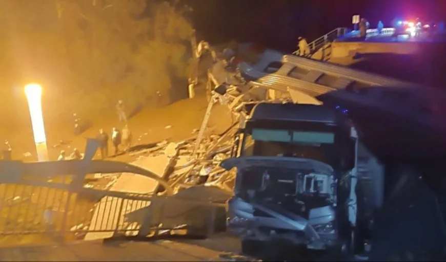 7 morţi după ce un pod s-a prăbuşit peste o cale ferată, în Rusia. Un tren cu pasageri a deraiat de pe şine