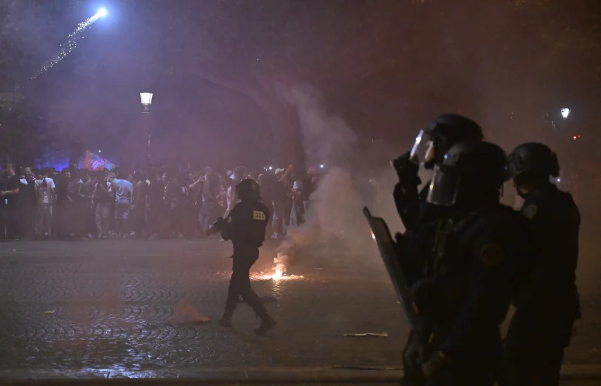 VIDEO Sărbătoare scăpată de sub control în Paris după ce PSG a câștigat Liga Campionilor: Poliția a intervenit în forță contra fanilor violenți