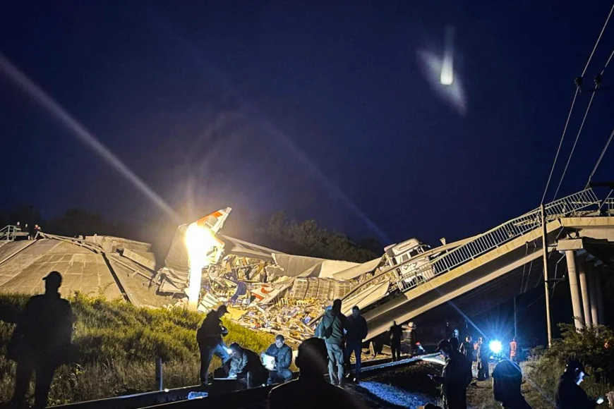 VIDEO FOTO Imagini de la locul prăbușirii a două poduri din Rusia. Unul a căzut peste un tren de pasageri, celălalt a cedat sub locomotiva unui marfar
