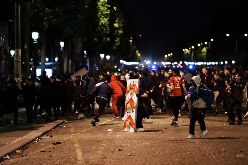 Două persoane au murit iar peste 500 au fost arestate după sărbătoarea fanilor PSG de la Paris, în urma victoriei din Liga Campionilor