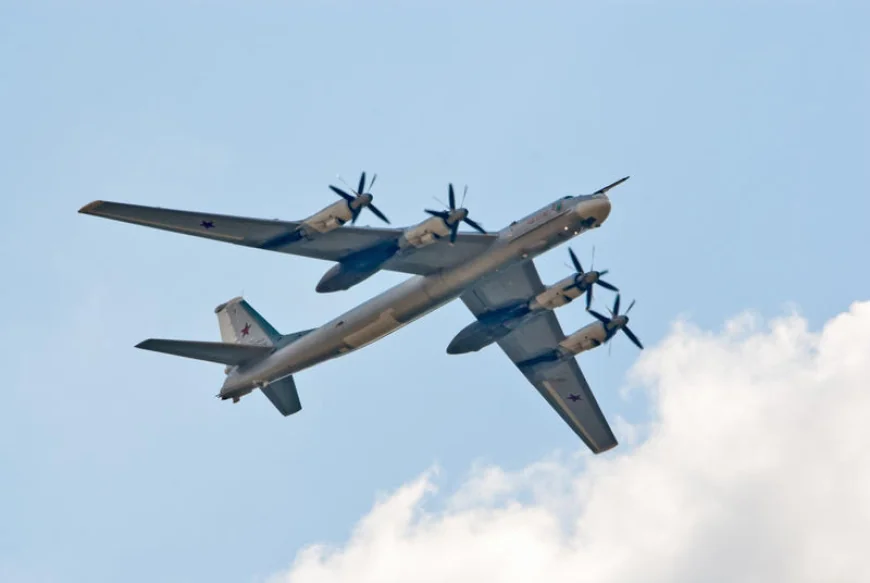 Peste 40 de bombardiere strategice rusești, lovite de drone ucrainene în baze din Rusia, susține o sursă din SBU: „Ard în masă”