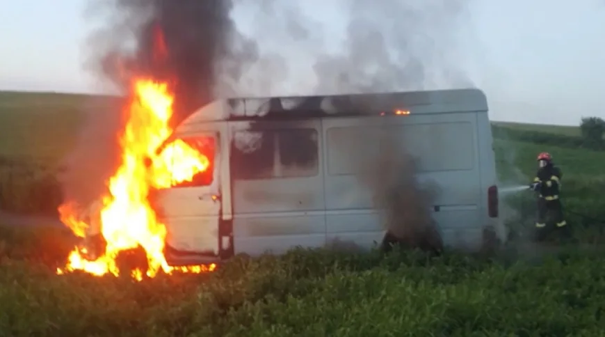 Un tânăr de 24 de ani, băut bine, a dat foc la un microbuz în Suceava
