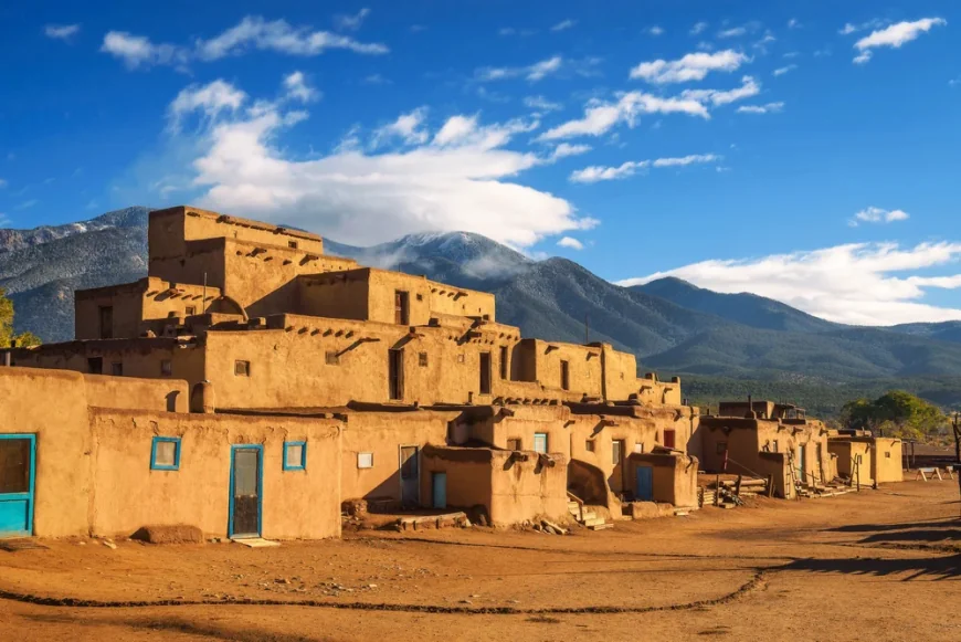 Taos Pueblo, cea mai veche așezare din SUA, construită cu câteva sute de ani înainte ca țara să fie înființată