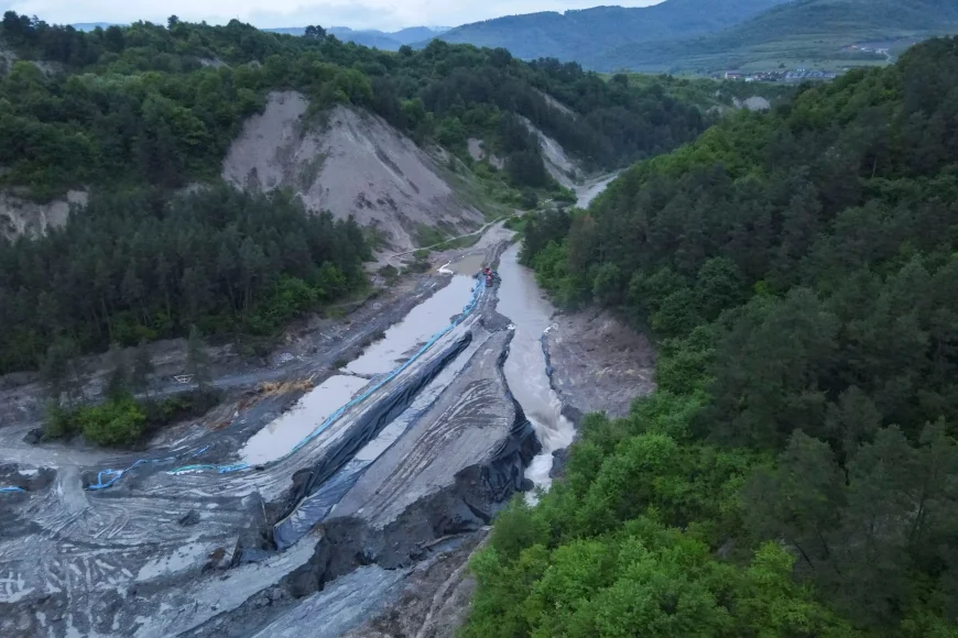 Inundațiile de la Salina Praid: Mai multe gospodării sunt evacuate de urgență. „Pericol de prăbușire a planșeului vechii mine”