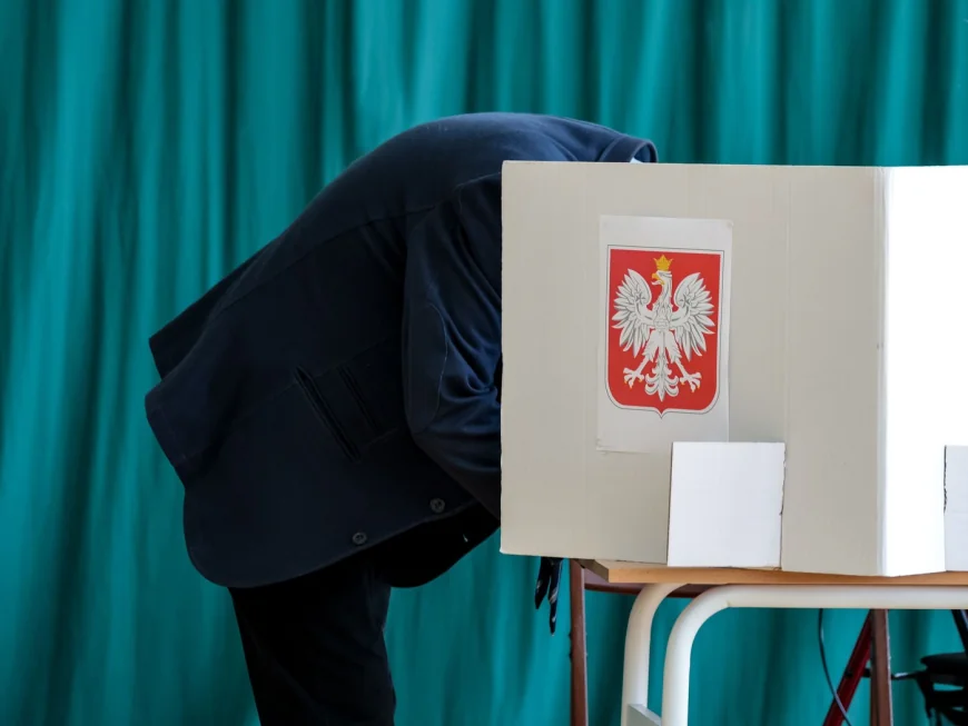 Prezență mare la turul al doilea al prezidențialelor din Polonia. Viziunile pro-UE și MAGA se ciocnesc duminică la urne