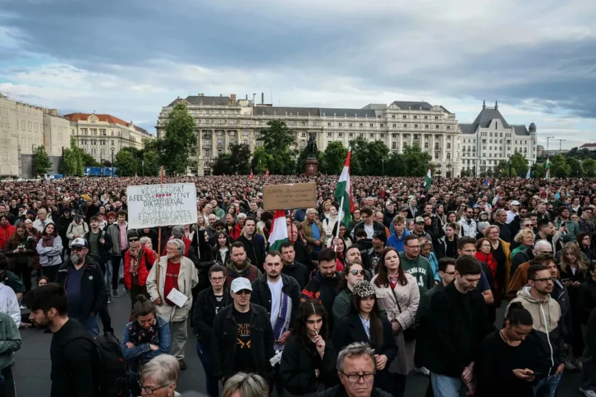Proteste în tăcere la Budapesta față de legea care amenință presa și ONG-urile