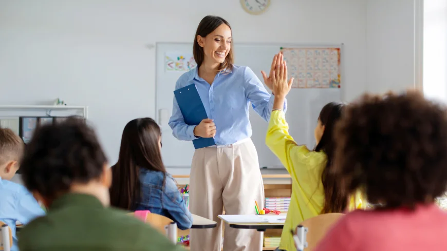 Ziua Învățătorului, sărbătorită pe 5 iunie. Este zi liberă pentru elevi și profesori în România