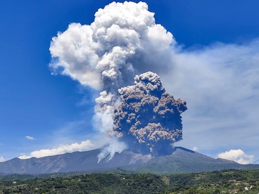 Cel mai mare vulcan activ din Europa a erupt din nou. Imagini spectaculoase