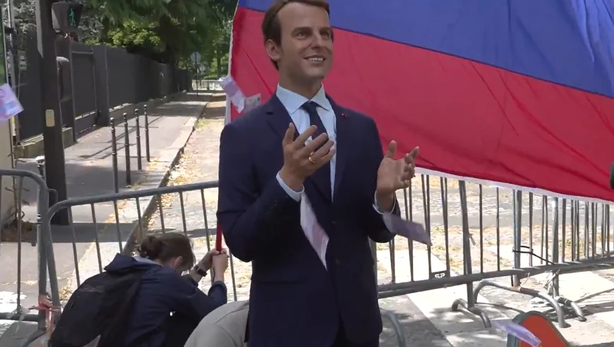 VIDEO Activiştii Greenpeace au furat statuia de ceară a lui Emmanuel Macron din Muzeul Grévin şi au depus-o în faţa Ambasadei Rusiei