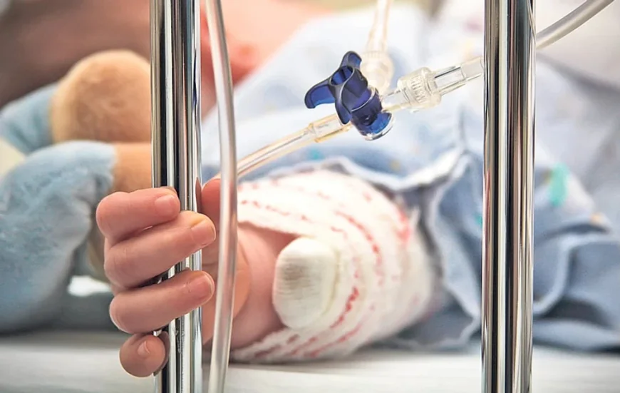 O doctoriță și o asistentă medicală au fost trimise în judecată  pentru moartea unui copil într-un spital privat, după 6 ani de anchetă