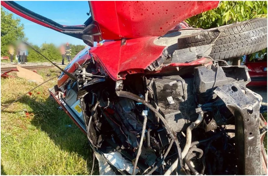 Impact fatal cu un mort și doi răniți în Mogoșani, Dâmbovița. Un tren a făcut praf o dubă