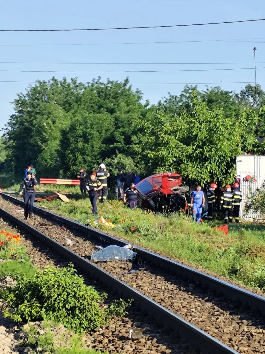O mașină a fost lovită de tren în Dâmbovița. Șoferul a murit, alți doi pasageri sunt răniți