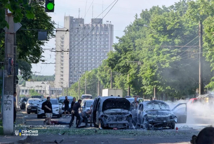 Trei ucraineni au fost uciși și alți 20 răniți după ce rușii au bombardat orașul Sumî. Reacția lui Volodimir Zelenski