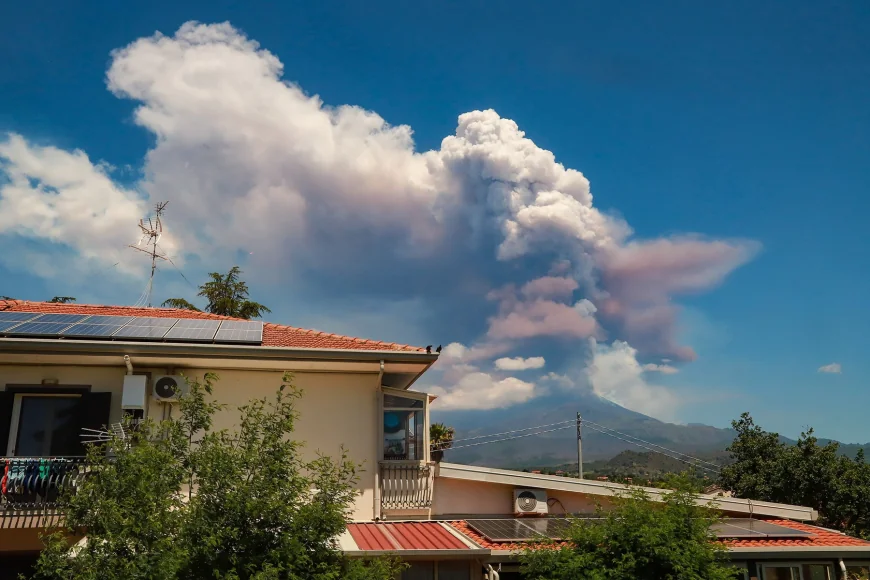 Avertismentul Italiei pentru turiști, după erupția vulcanului Etna. Imagini dramatice surprinse pe versantul său – VIDEO