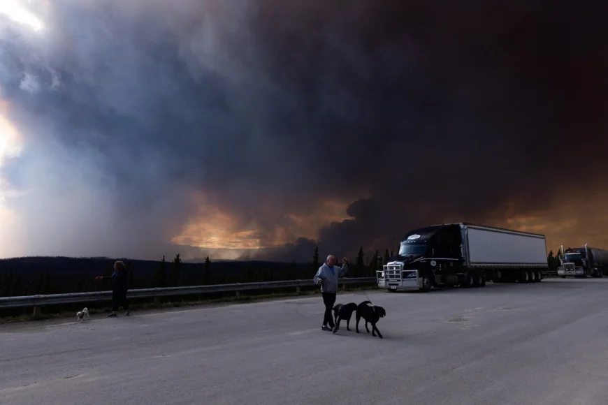 Fumul degajat de incendiile violente din Canada a ajuns în Europa. Ce arată datele Copernicus