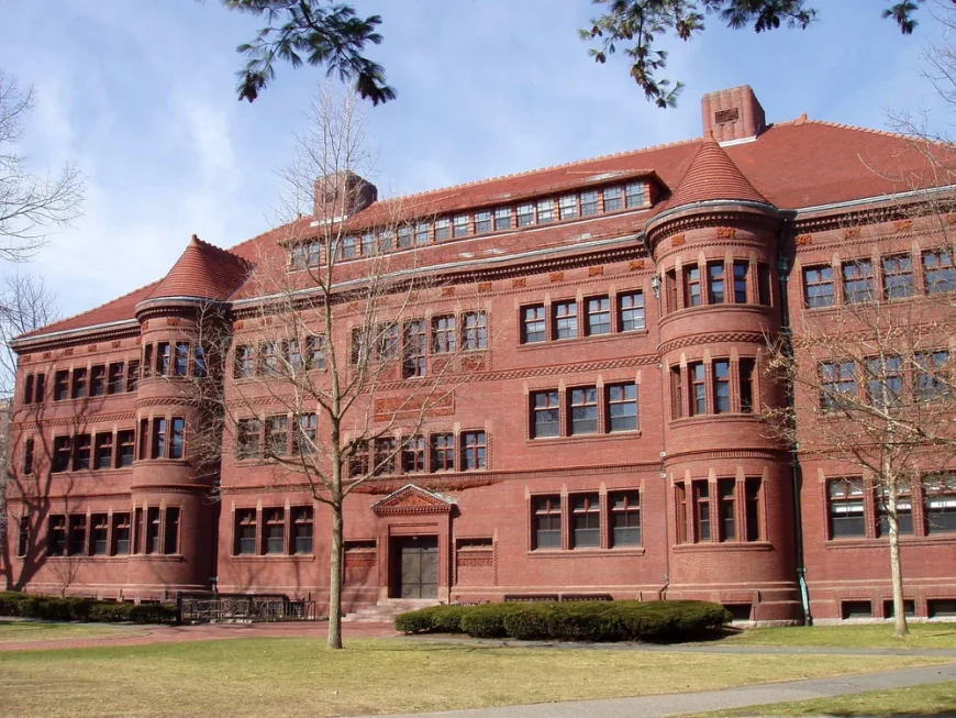 Universitatea Harvard cere în instanță deblocarea fondurilor federale tăiate de administrația Trump