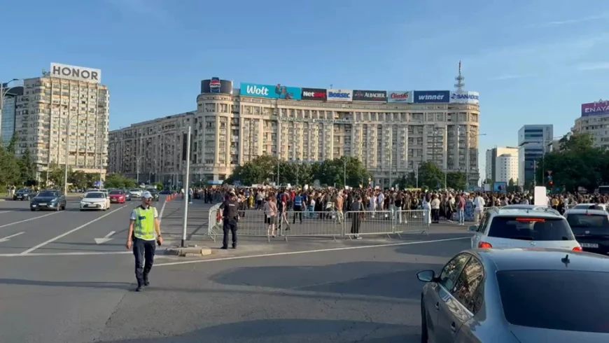 Mii de persoane protestează în Piaţa Victoriei, după uciderea Teodorei Marcu. „Sute de femei sunt moarte, asta nu este dreptate” /„Ne-am săturat de vorbe goale!”
