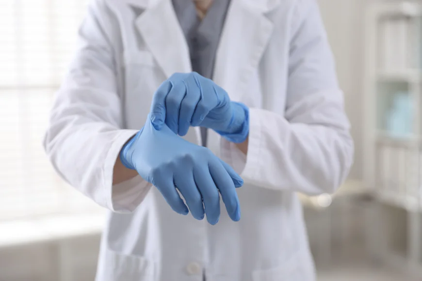 Doi hoți deghizați în medici au jefuit fără milă bătrâni din București. Au mințit că oferă cadouri pacienților