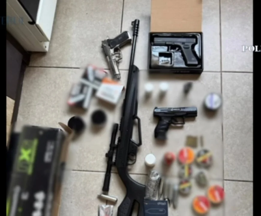 Operațiunea Jupiter. Polițiștii au găsit zeci de arme, după percheziții în Capitală. 26 de verificări și în județul Argeș