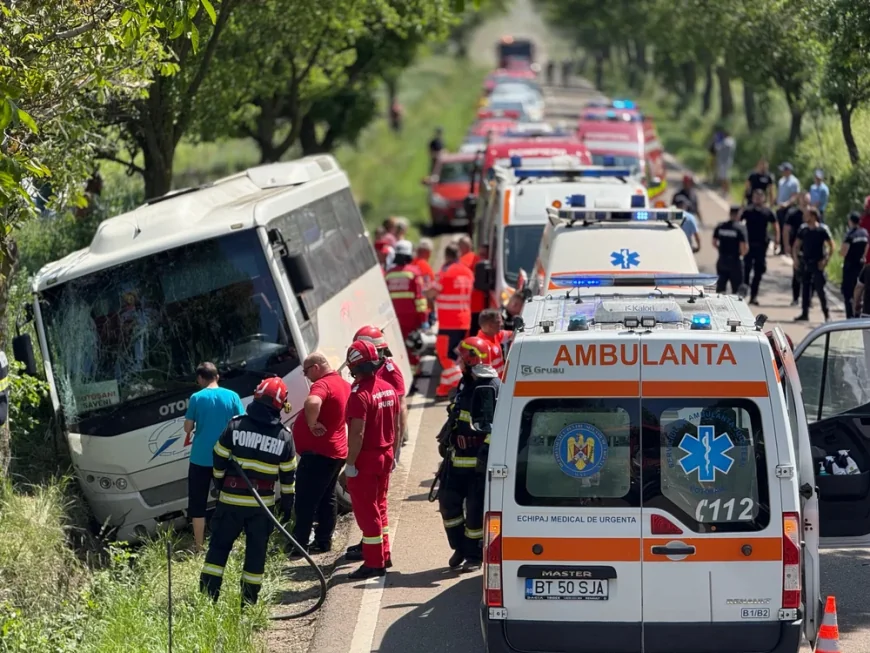 Autocar răsturnat, pe DN 29, în județul Botoșani. A fost activat Planul Roșu de Intervenție