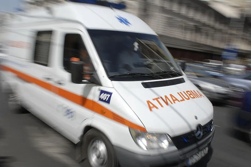 Tânără de 19 ani, în stare gravă după ce a intrat cu maşina într-un copac în Constanţa. Auto a luat foc
