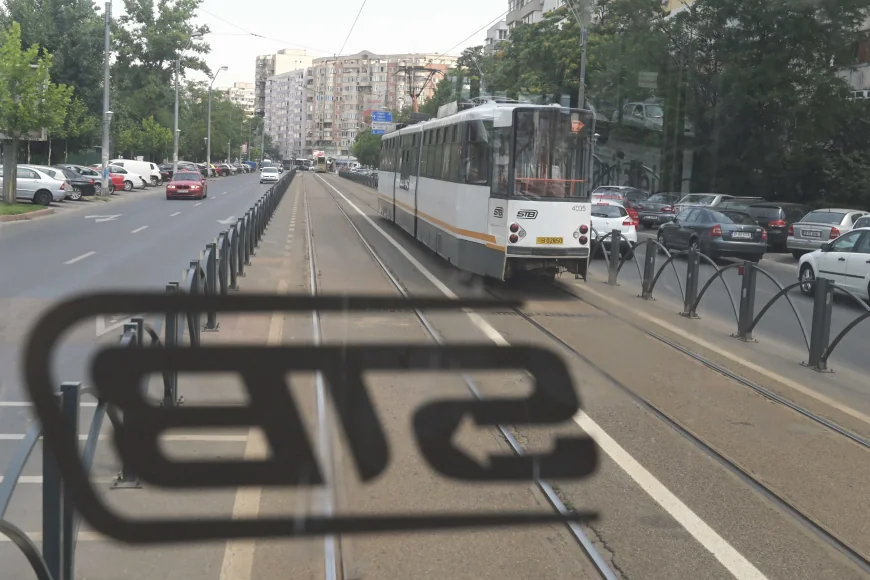 Un copac a căzut pe un tramvai, în Sectorul 5. Circulaţie restricţionată, nu sunt victime
