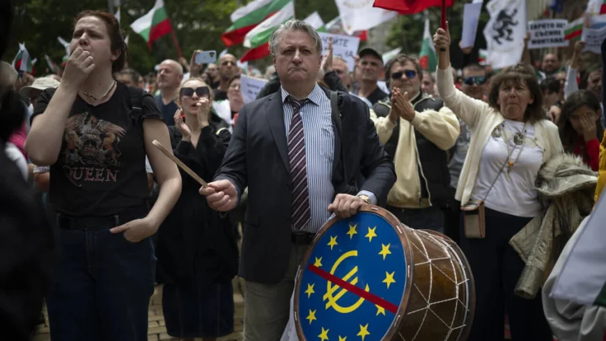 „Nu colonialismului euro!”. Proteste masive după anunțul privind trecerea Bulgariei la euro