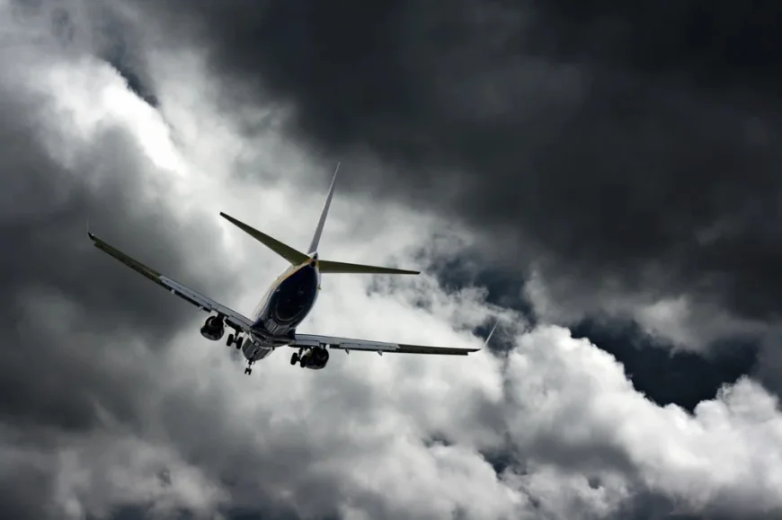 Turbulențe extreme la bordul unui avion Ryanair. Nouă persoane au fost rănite