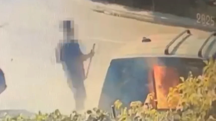 Momentul în care un craiovean sparge geamurile unei maşini şi îi dă foc din răzbunare