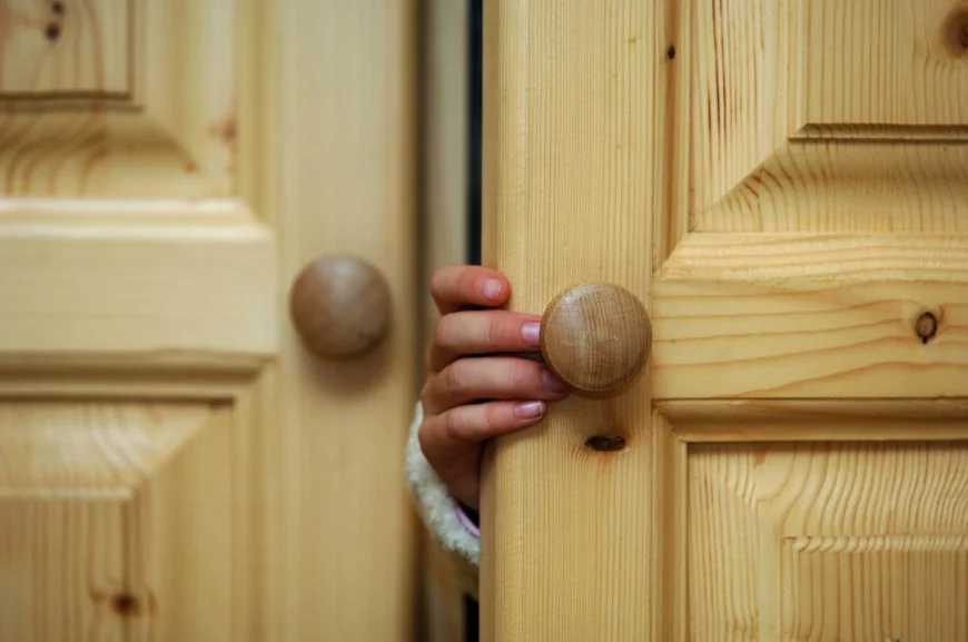 O mamă din Suceava a sunat la 112 şi a spus că fiul ei de 5 ani a dispărut. Poliţiştii l-au găsit în casă