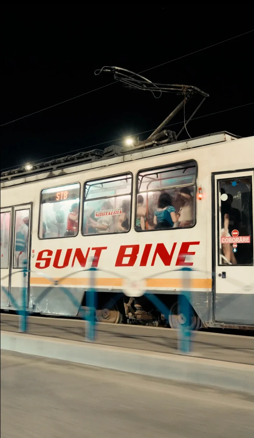 Nostalgia a organizat prima petrecere într-un tramvai în mișcare din România