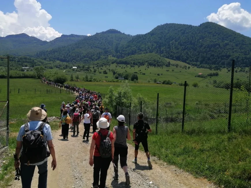 Peste 1.000 de iubitori de drumeţii au participat la inaugurarea Terra Borza Teutonica, un nou traseu pe Via Transilvanica. „E superfain”
