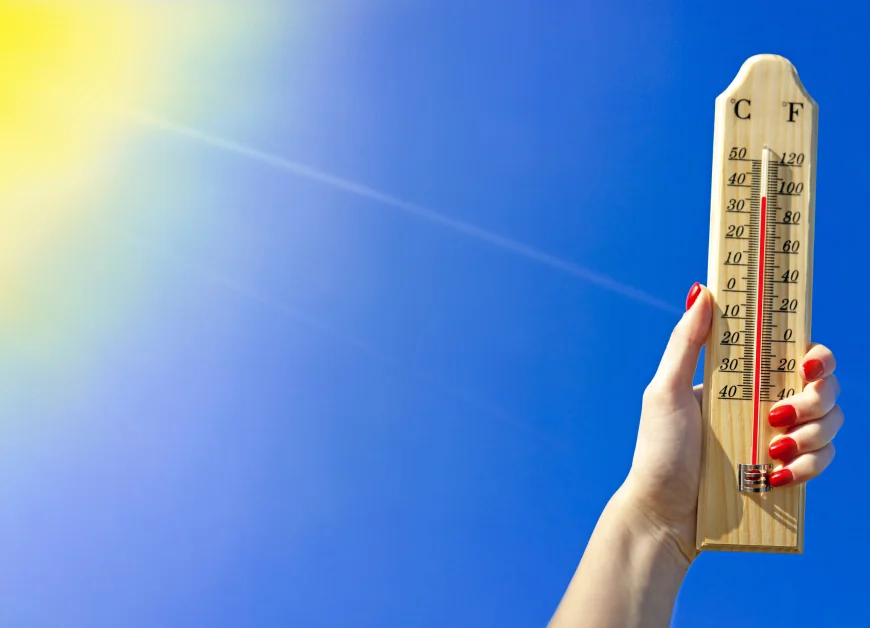 România se topește la temperaturi extreme. Sute de români au apelat deja la centrele de prim-ajutor deschise în marile orașe