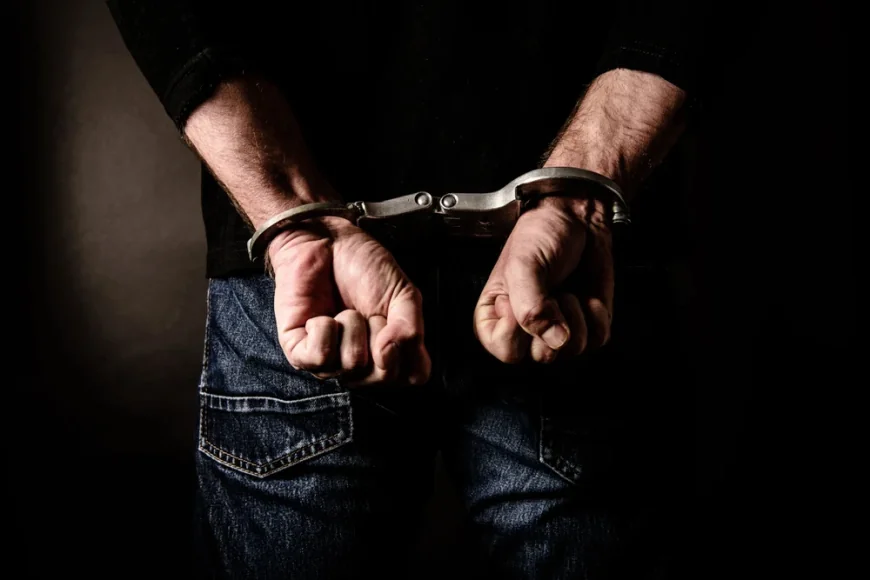 Bărbat dat în urmărire în Franța, reținut de către polițiștii din Cluj. Acesta ar fi fost implicat în mai multe furturi de produse de lux