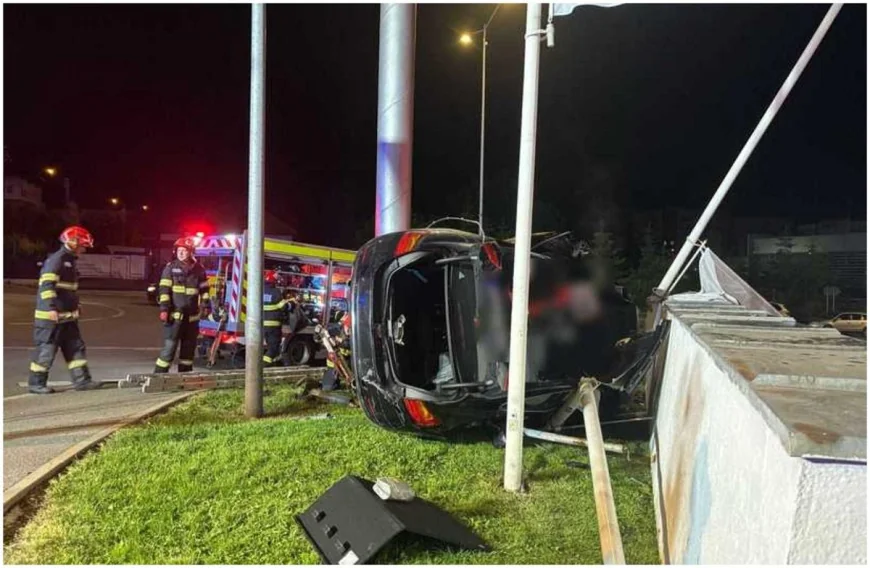 Un șofer cu permisul suspendat a murit după ce nu a observat un sens giratoriu, în Cluj. Mașina s-a făcut zob
