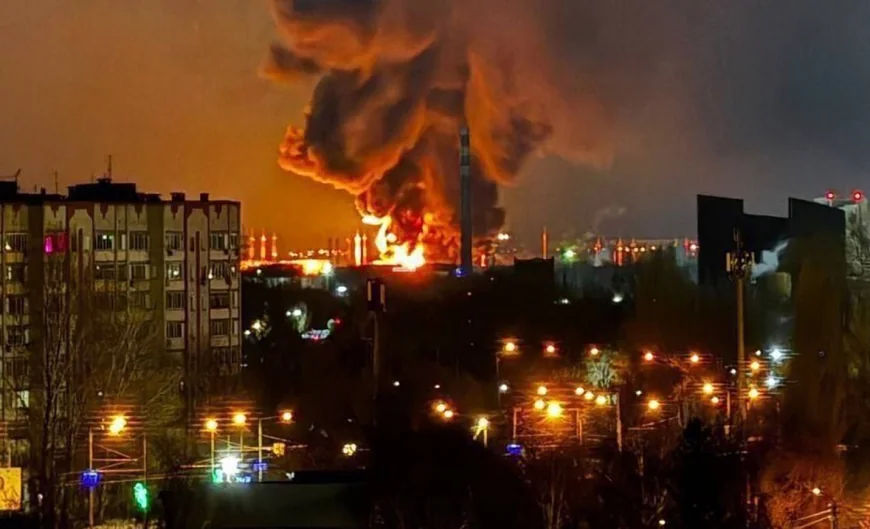 Rafinăria de petrol Engels din Rusia, în flăcări după un atac cu drone în regiunea Saratov