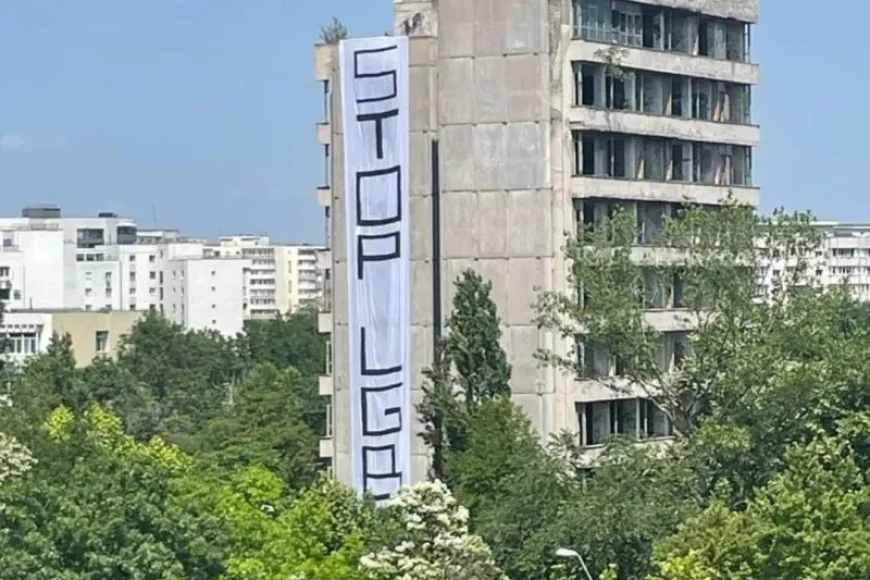 Poliția Capitalei a deschis o anchetă după bannerul cu mesajul „STOP LGBT” afișat pe un bloc abandonat din Titan