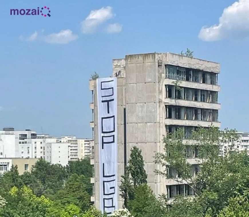Banerul cu mesajul „STOP LGBT”, afișat pe un bloc abandonat din Titan, a fost dat jos. Precizările Poliției Capitalei