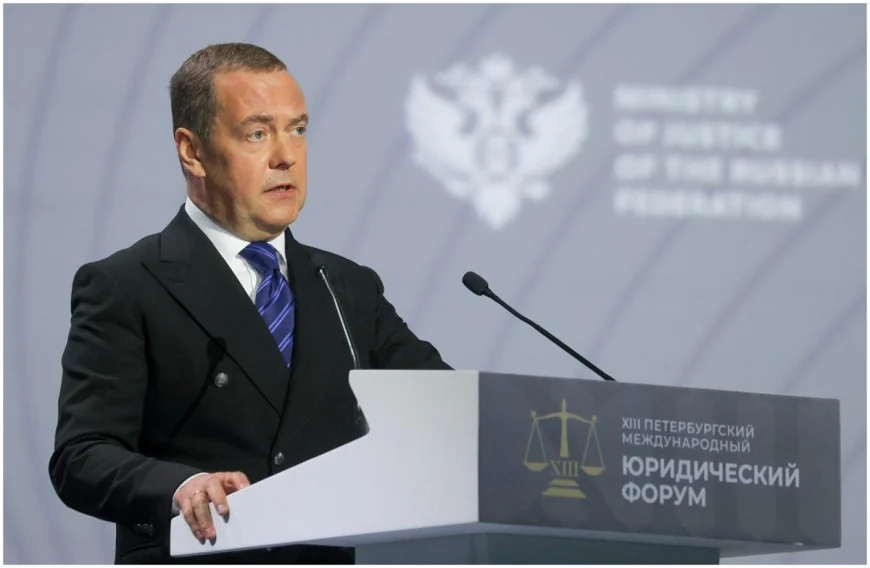 Medvedev se oferă să facă pace între Trump și Musk: "Acceptăm acţiuni Starlink ca plată"