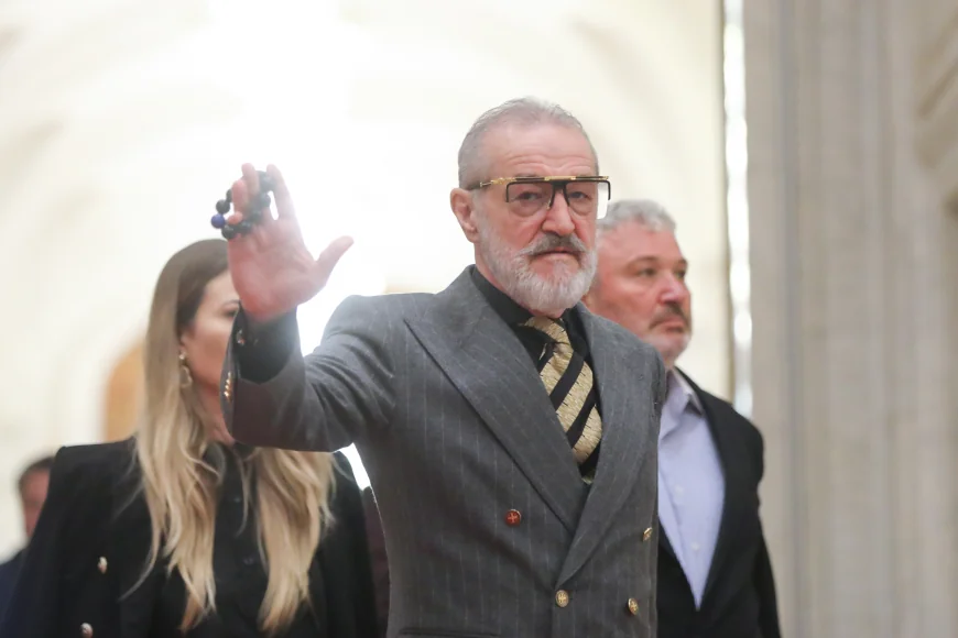 Patriarhul Daniel îi interzice lui Becali să mai cânte la strana Catedralei Patriarhale: nu are „competențe muzicale adecvate”