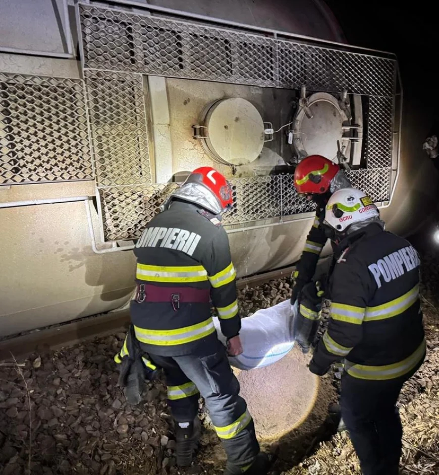 Locomotiva şi două vagoane ale unui tren plin cu benzină au deraiat: se scurge combustibil dintr-unul dintre vagoane