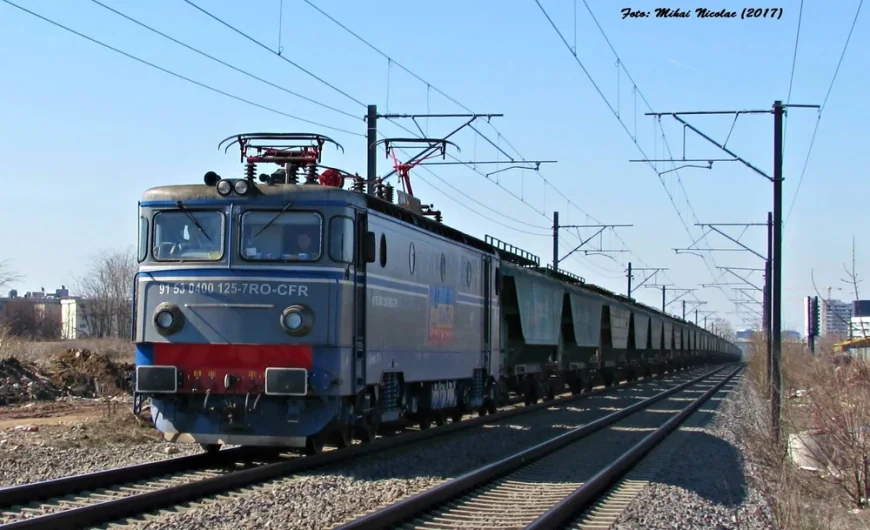 Trafic feroviar oprit, după ce locomotiva și două vagoane ale unui tren au deraiat. Garnitura are zeci de vagoane pline de benzină