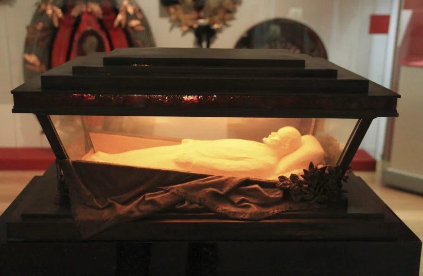 Cozi uriașe la Moscova pentru a vedea mumia lui Lenin. Mausoleul se va închide pentru doi ani