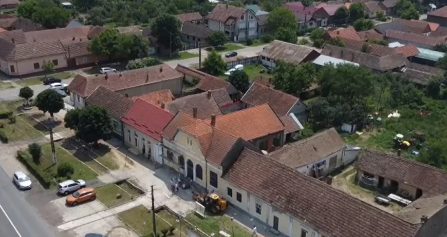 Proiect unic în România: 400 de voluntari lucrează la foc continuu pentru a schimba un sat din temelii