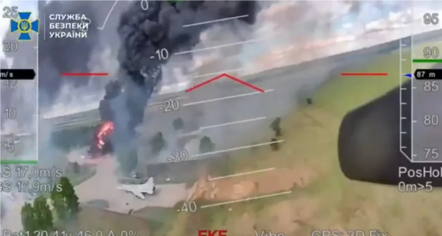 Noi imagini din operațiunea „Pânza de păianjen”. Momentul în care ucrainenii atacă un bombardier rusesc, lângă avioane deja în flăcări